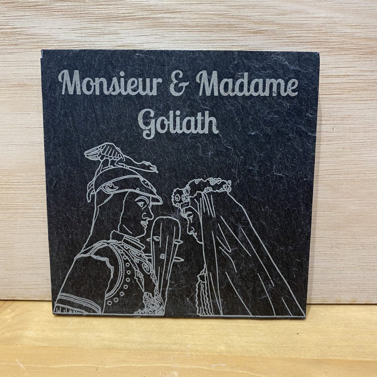 sous verre ardoise ducasse ath monsieur et madame goliath scaled